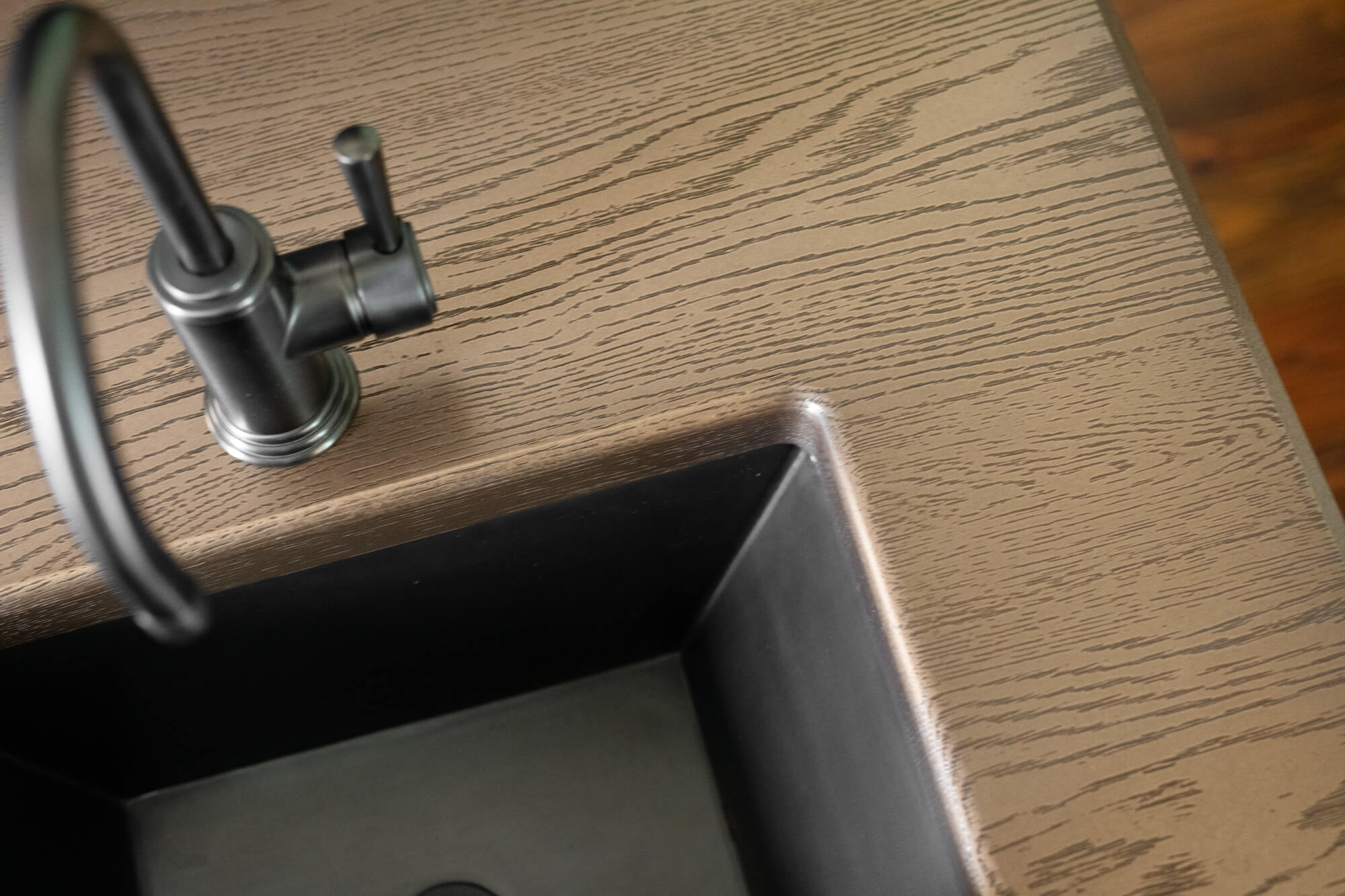 KitchensUnlimited_Flat_WhiteOak_Anvil_Medallion_Durata_Sink7