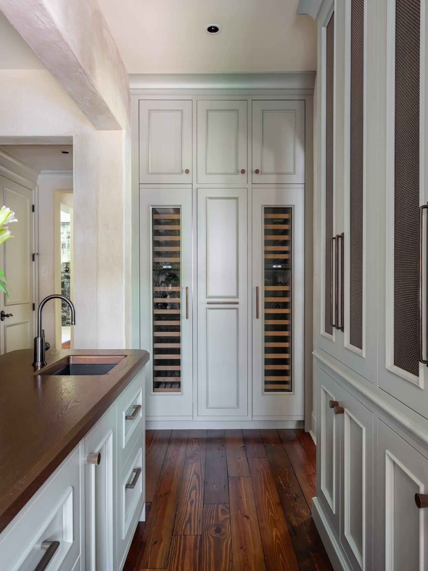 KitchensUnlimited_Flat_WhiteOak_Anvil_Medallion_Durata_Sink6