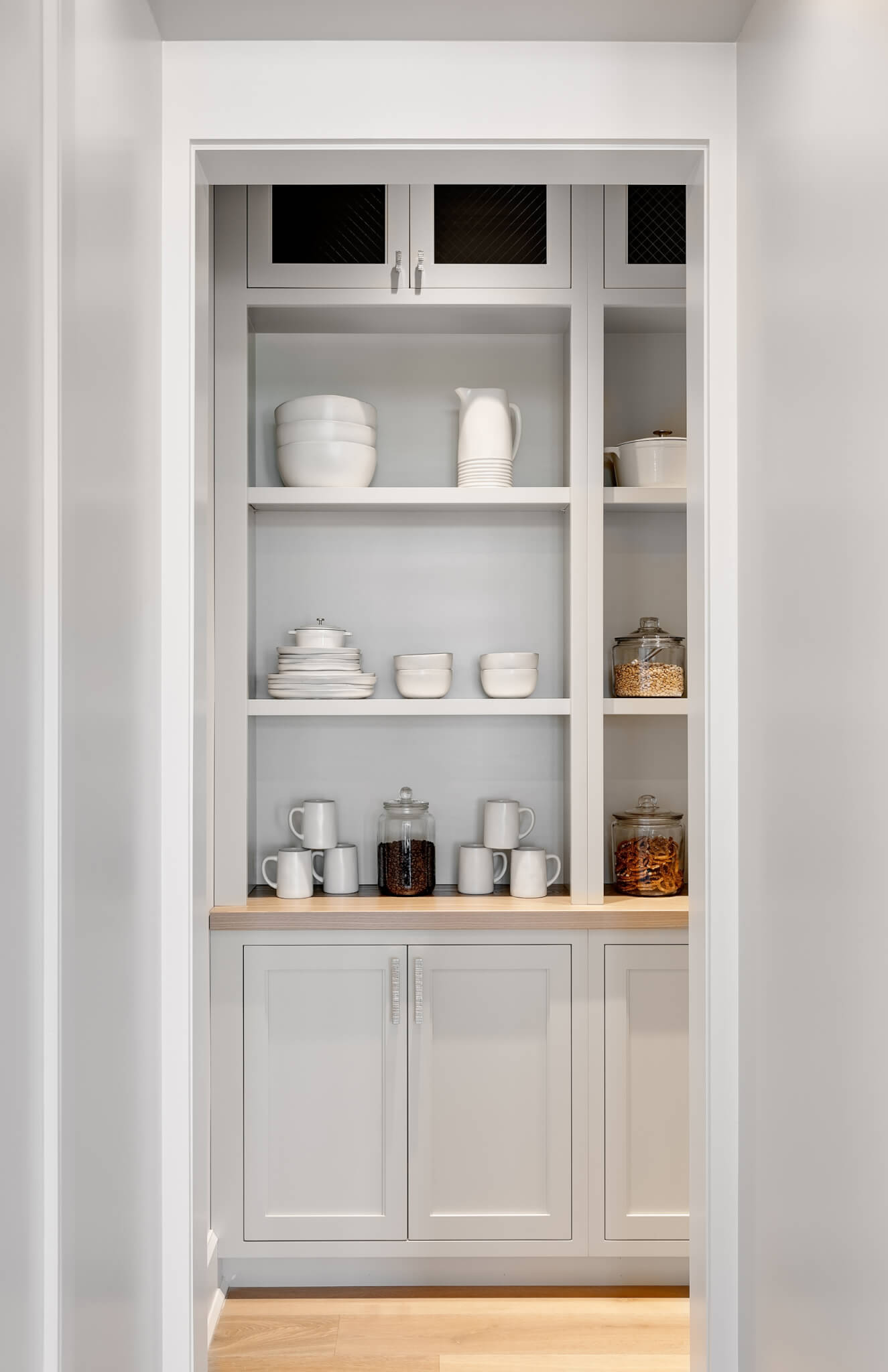 pantry-miter-flat-grain-ash-stain-durata-matte-el-design-studio-josh-goetz-photography(2)
